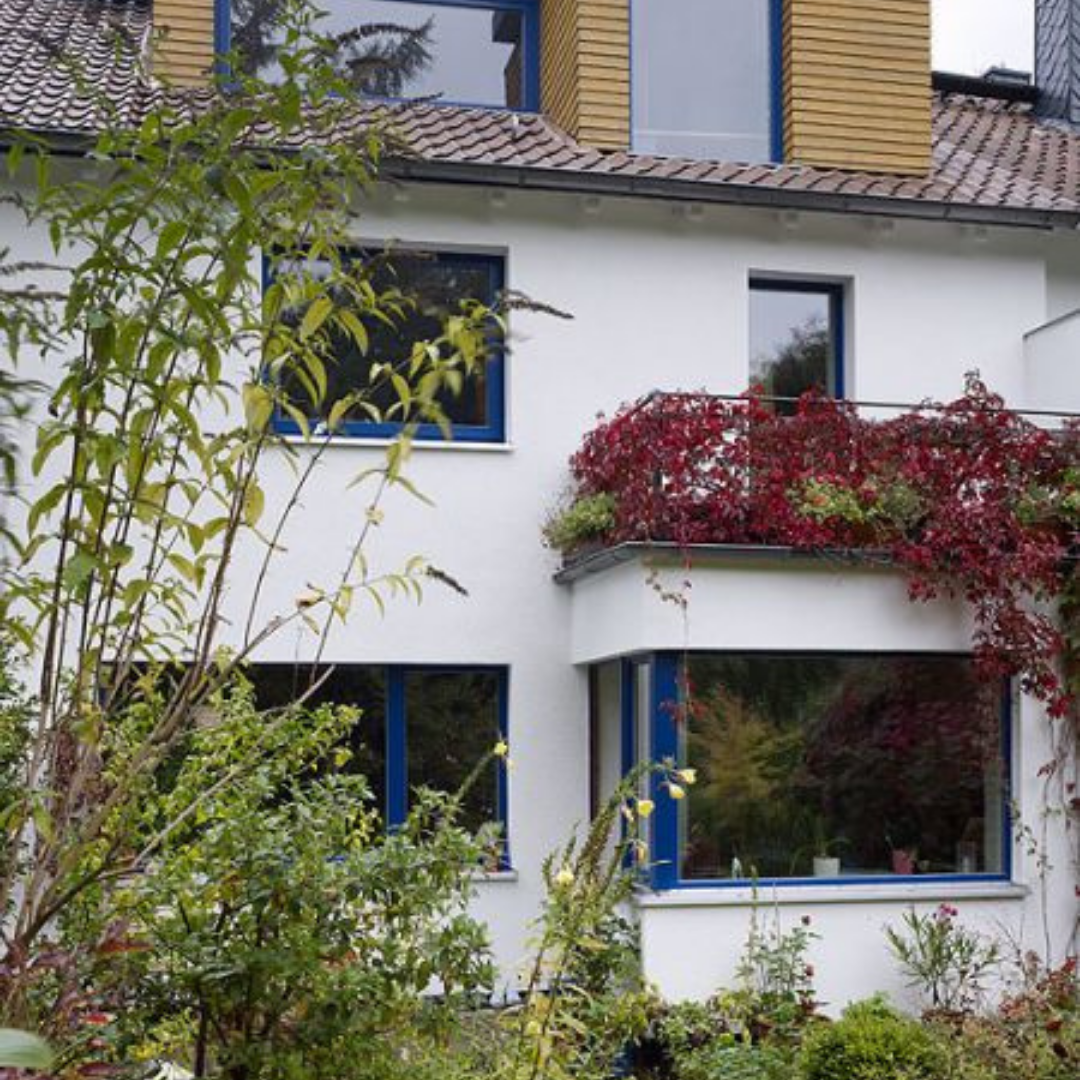 Gartenfassade - die Gaube nimmt Elemente aus dem Erdgeschoss auf